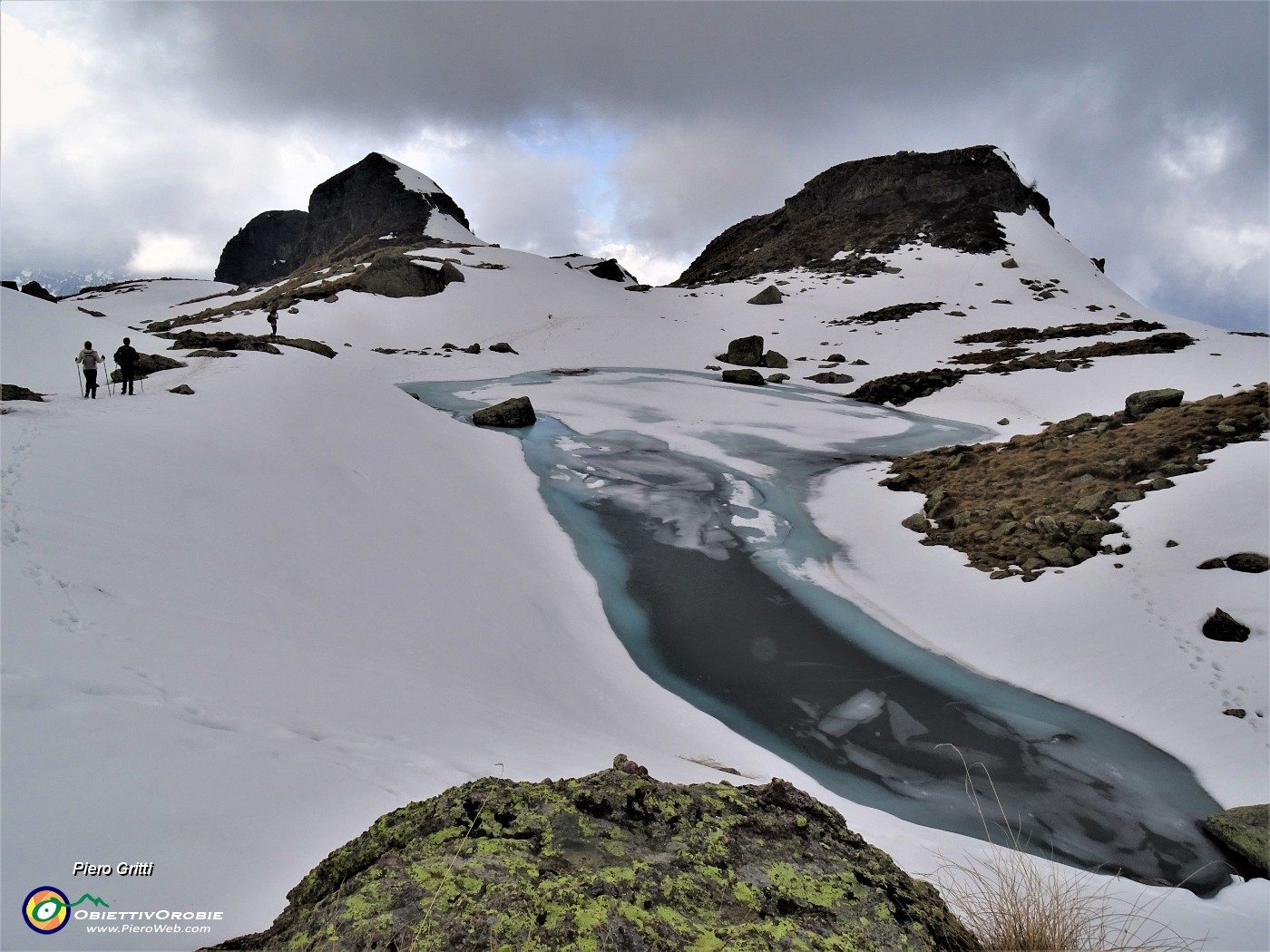 59 Laghetto di Pietra Quadra (2116 m) in disgelo coperto da nuvoloni  .JPG